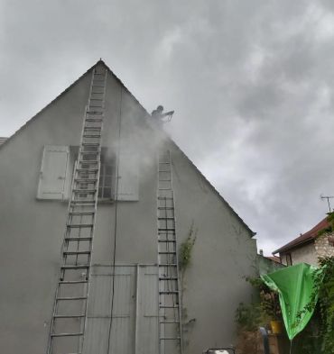 Couvreur pendant démoussage à Nerville-la-Fôret 95